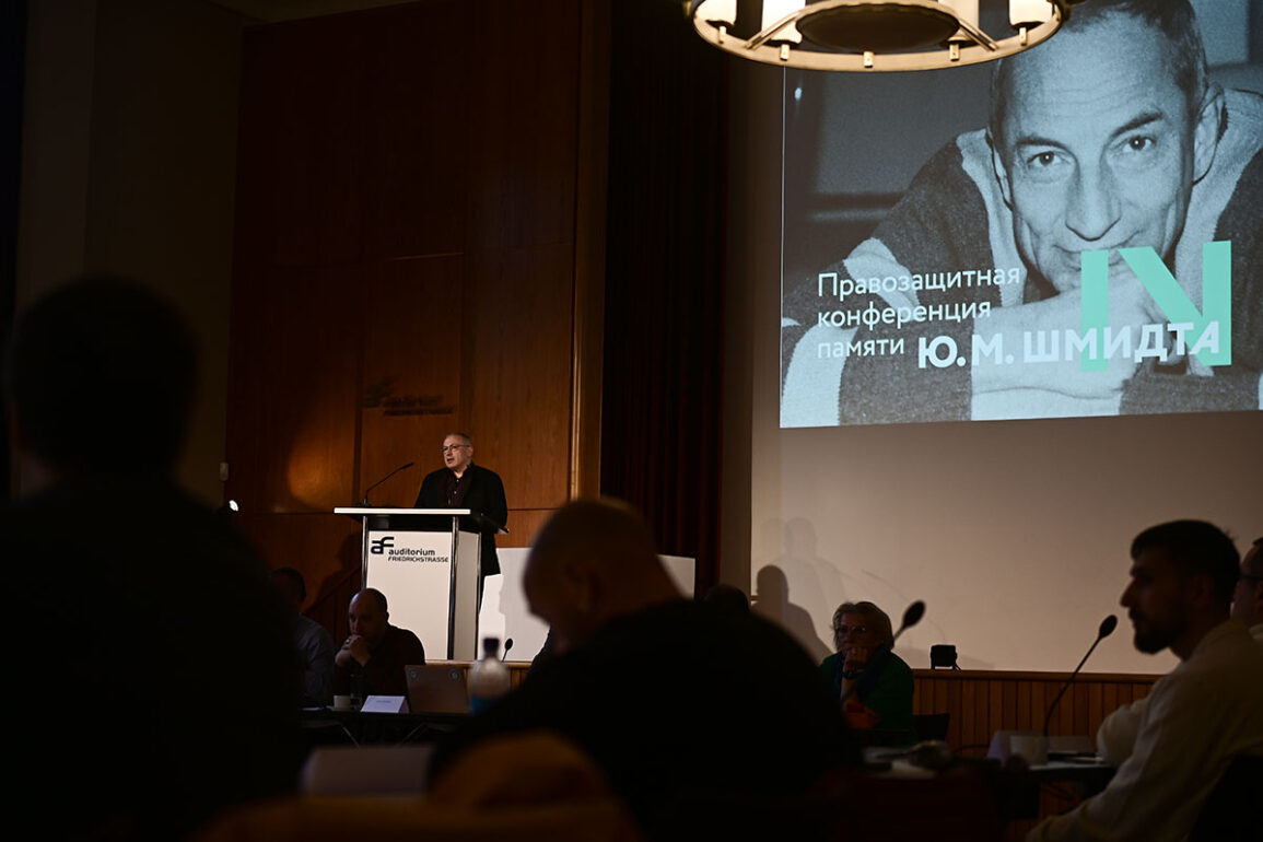 Михаил Ходорковский выстыпуает с приветсвенной речью на правозащитной конференции имени Юрия Шмидта. Фото: Юрий Белят / «Полигон. Медиа»