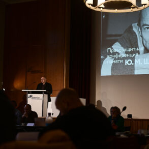 Михаил Ходорковский выстыпуает с приветсвенной речью на правозащитной конференции имени Юрия Шмидта. Фото: Юрий Белят / «Полигон. Медиа»